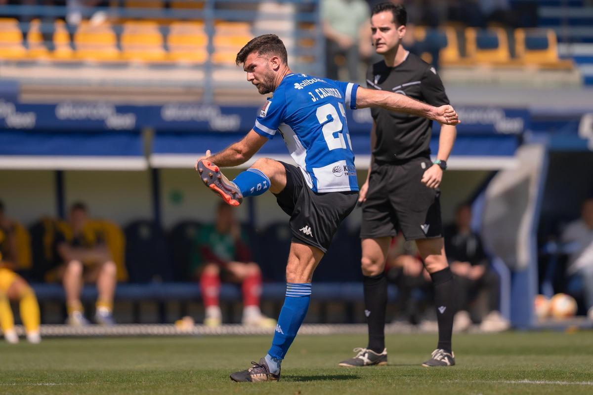 Josep Calavera, después de golpear la pelota durante un partido con el Hércules tras ser cedido por el Tenerife en enero pasado.