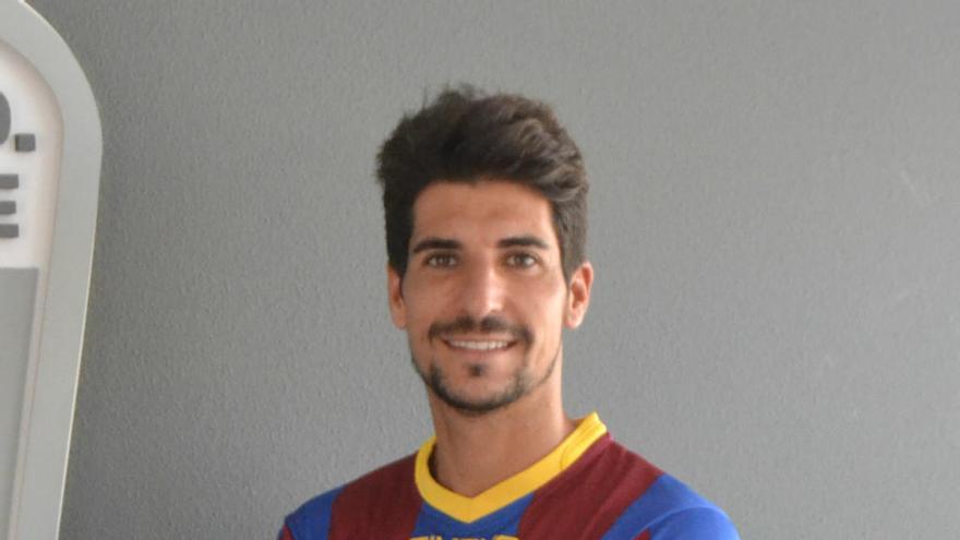 Theo García con la camiseta del Eldense.