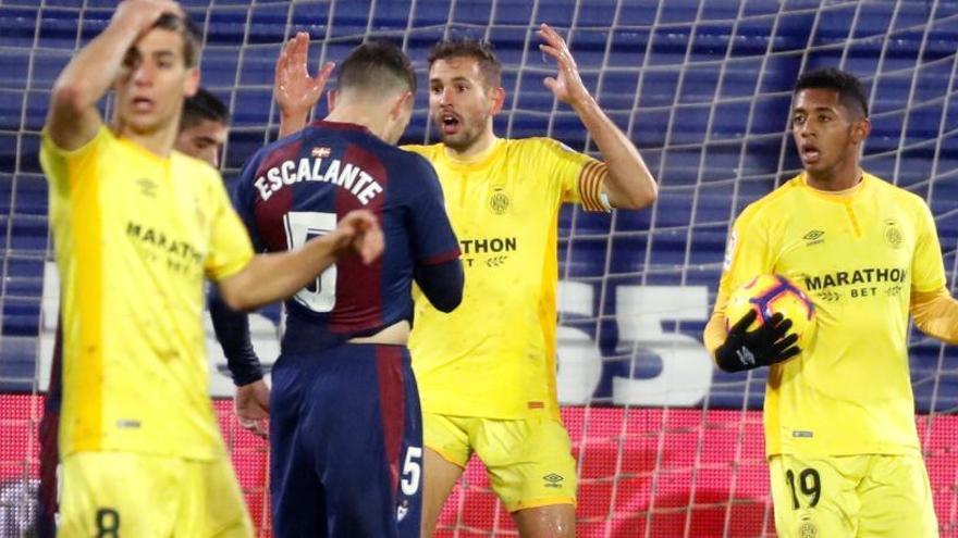 Els jugadors del Girona reaccionen després de veure anul·lat el gol marcat per Cristhian Stuani