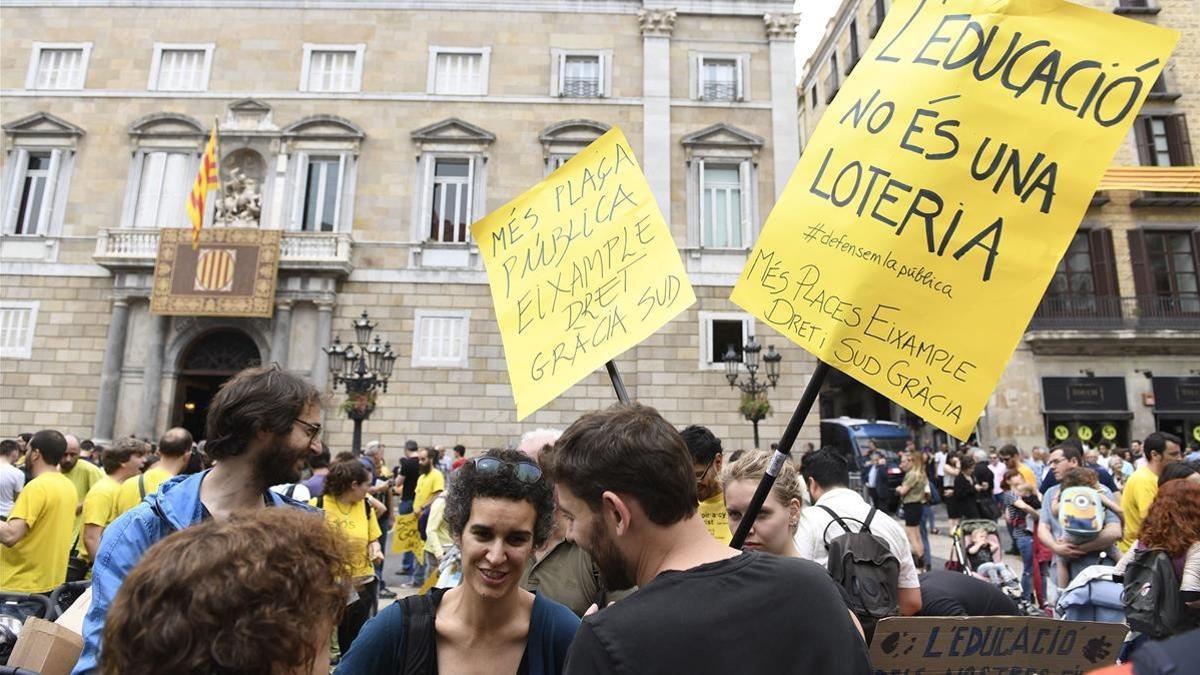 Protestas de las familias sin plaza de P 3  en la escuela publica en la placa de Sant Jaume frente al palau de la Generalitat