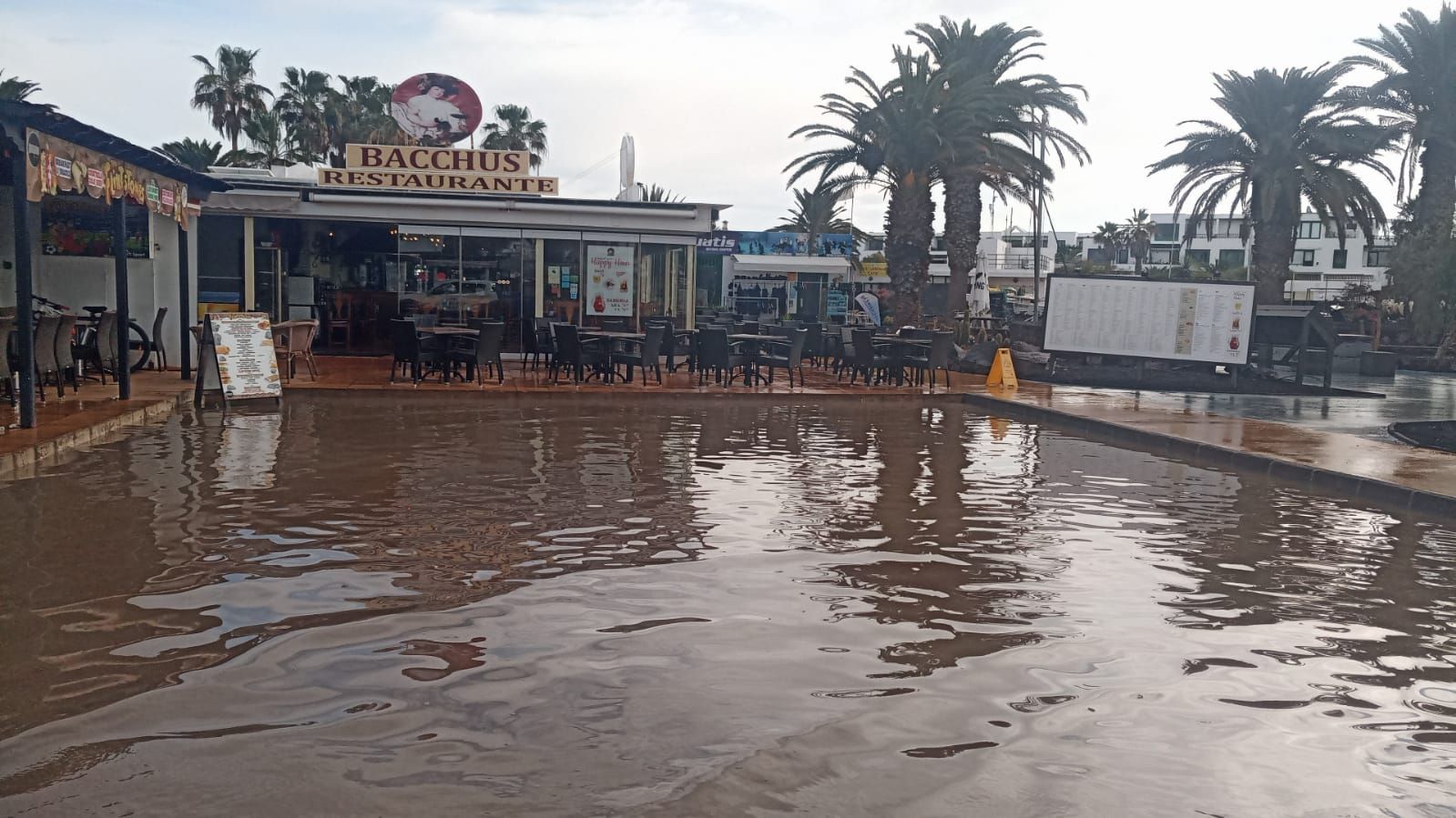 Granizo en Lanzarote y zonas anegadas por la lluvia