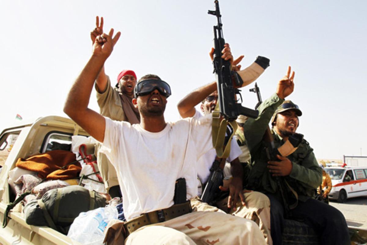 Rebels criden ’Déu és el millor’ al nord de la ciutat assetjada de Bani-Walid a Líbia.