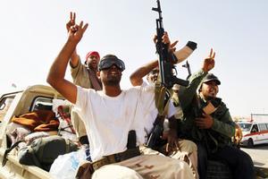 Rebels criden ’Déu és el millor’ al nord de la ciutat assetjada de Bani-Walid a Líbia.