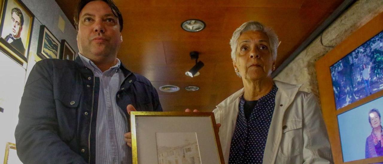 Constantino Cordal y Susana Castro, ayer en el museo dedicado a Cabanillas.   | // IÑAKI ABELLA