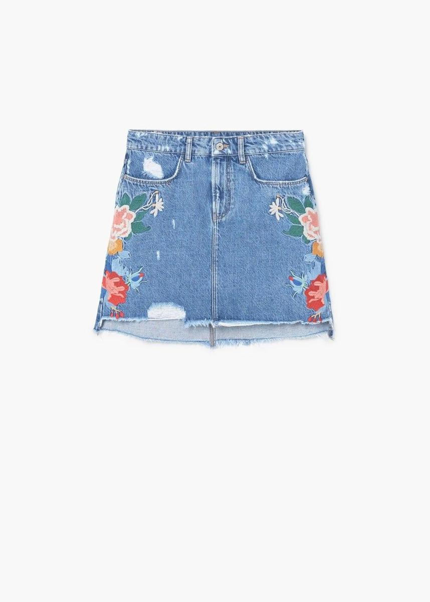 Una falda denim con bordado floral