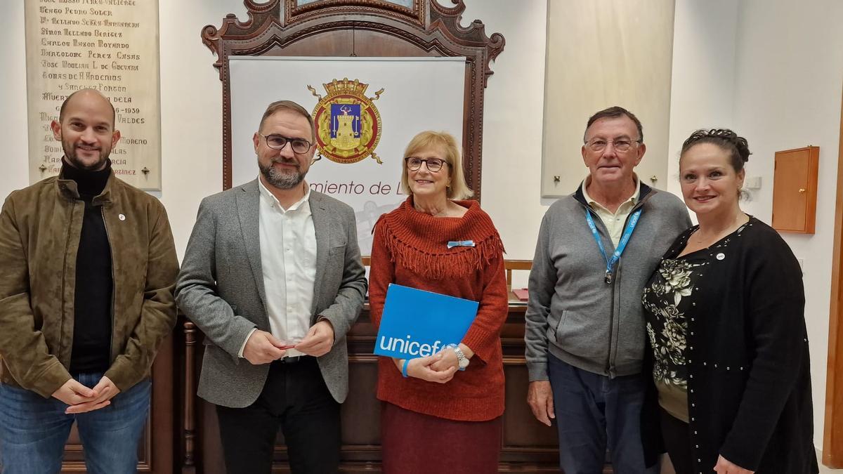 José Ángel Ponce, Diego José Mateos, Amparo Marzal, Andrés Meca y Antonia Pérez, tras la firma del compromiso entre el Ayuntamiento y Unicef, en diciembre pasado.