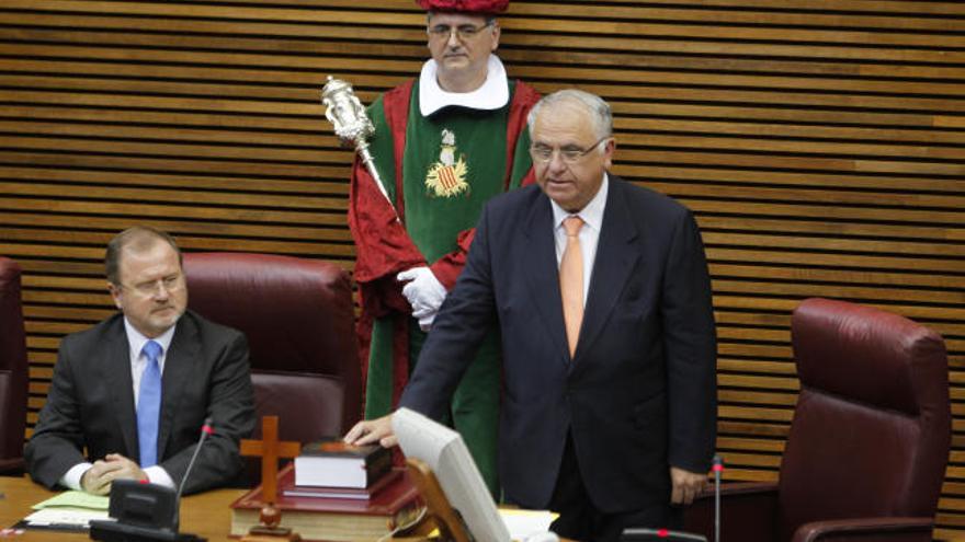 Juan Cotino jura su cargo ante la cruz en las Corts.