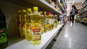 Envases de aceite en las estanterías de un supermercado de Alcoy.