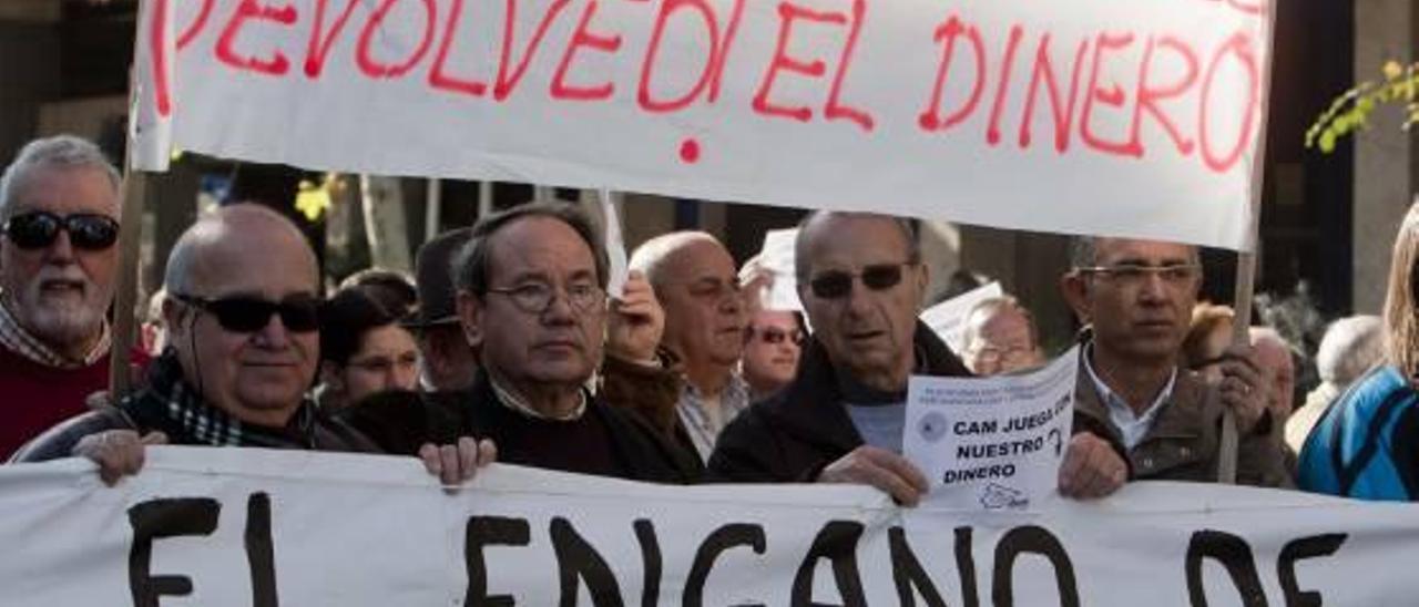 Concentración de afectados por las cuotas en enero de 2012 en Alicante.