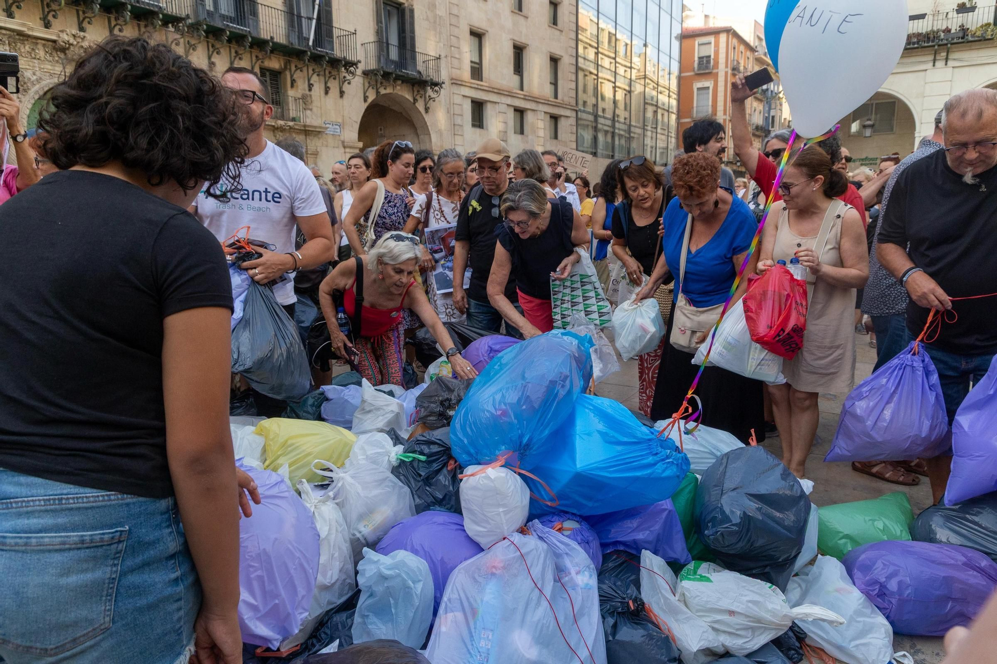 El malestar por la limpieza en Alicante se traslada a la calle