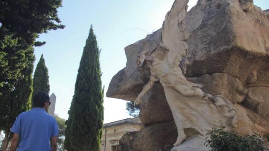 El panteón de Fernando Cabrera gana un concurso de monumentos en cementerios