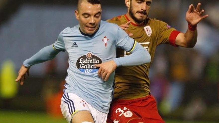 Aspas pugna por un balón con un contrario // JOSÉ LORES