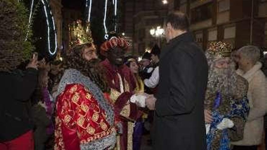 Los Reyes Magos, el año pasado, saludando al alcalde de Langreo.