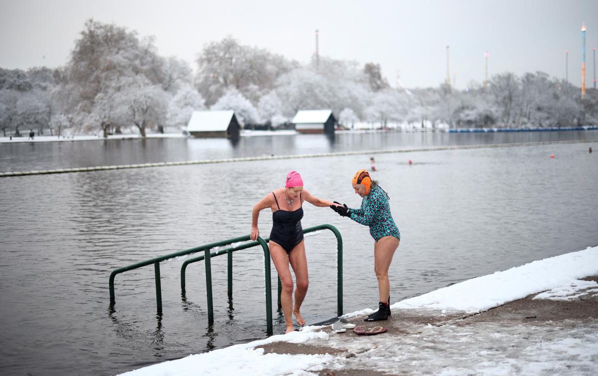 Baños helados en el lago Serpentine, en Londres