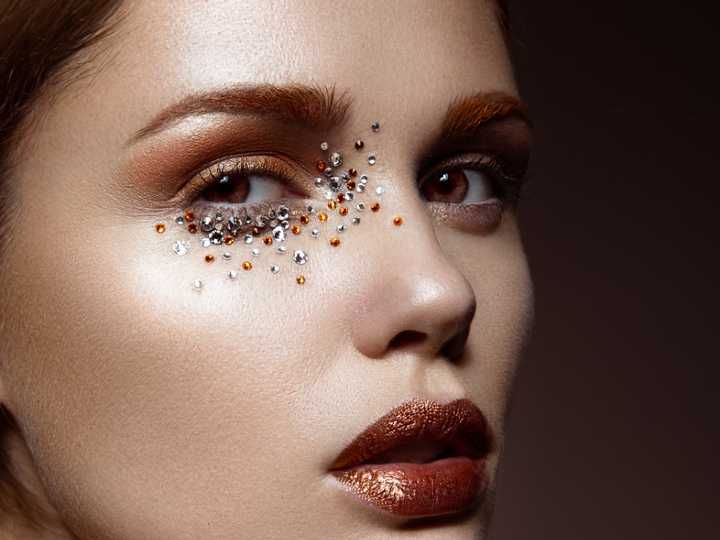 Maquillaje fantasía, las marcas Blumarine y Burberry proponen adornos de pedrería para el rostro y el cuerpo en forma de estrella, mariposa, flor o corazón.