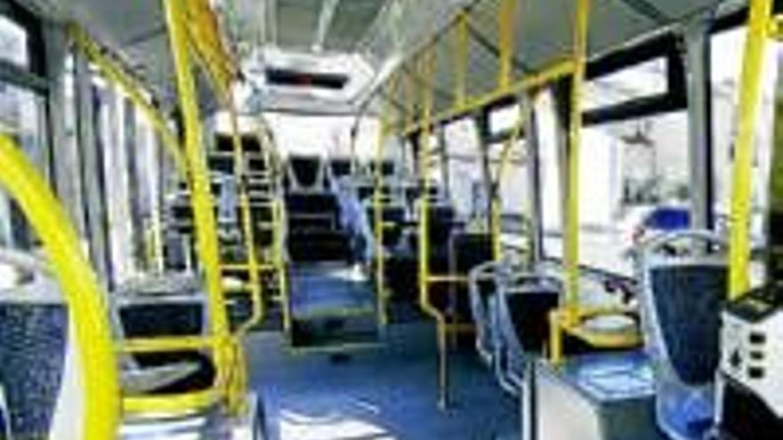 Los autobuses circulan prácticamente vacíos a determinadas horas