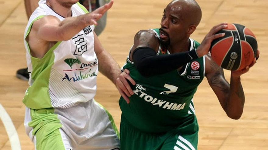 Zoran Dragic, en el encuentro de Euroliga ante el Panathinaikos, en plena defensa.