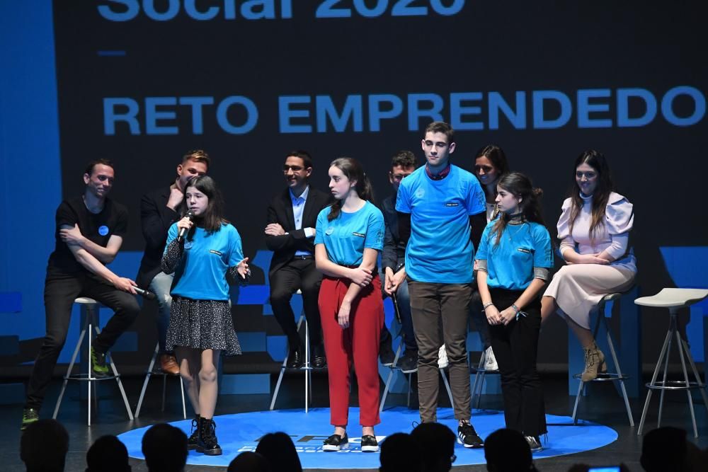 El vicepresidente del Gobierno, Pablo Iglesias, acompaña a la monarca en las actividades que se desarrollan esta mañana en el centro Ágora, junto al presidente de la Xunta, Alberto Núñez Feijóo