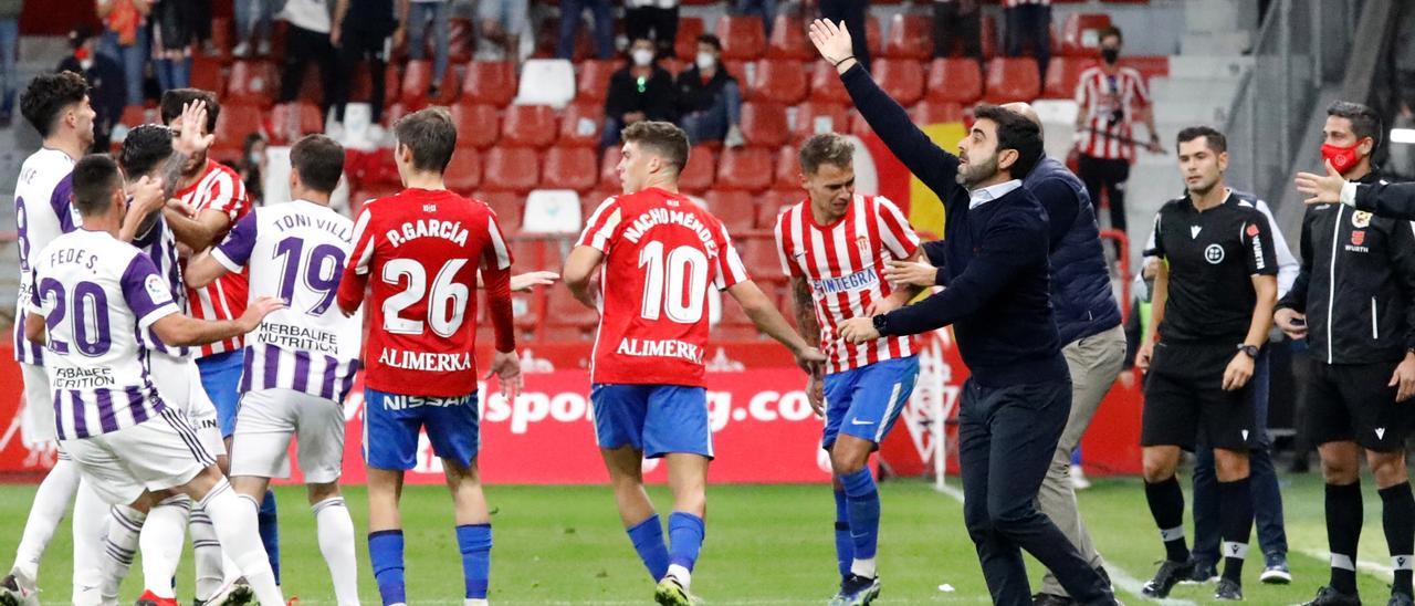 Jugadores del Sporting y el Valladolid se enfrentan durante el partido del sábado.