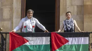 Concejales de IU cuelgan la bandera palestina en el balcón del Ayuntamiento de Oviedo para denunciar el genocidio en Gaza