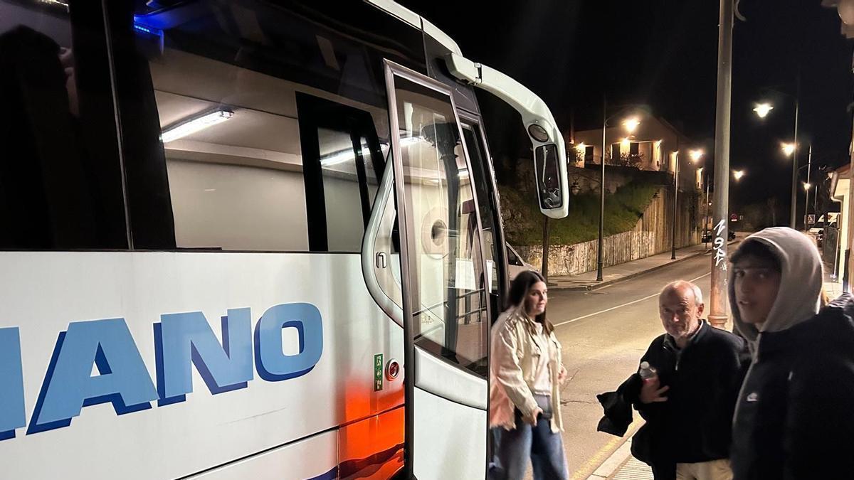 Renfe inicia con tres servicios al día los transbordos de El Berrón a Infiesto por las obras en la vía: "Mientras los autobuses pasen a la hora…"