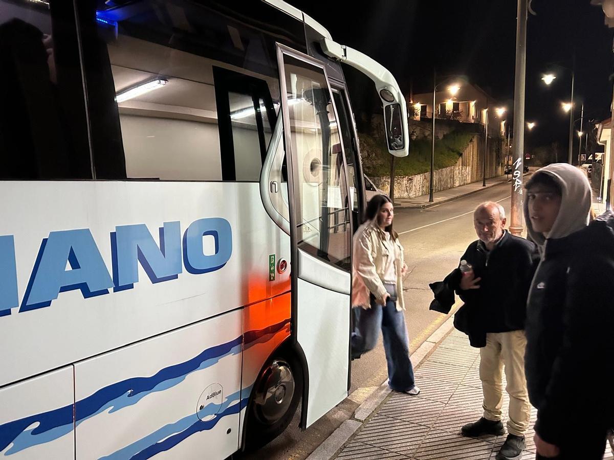 Tres pasajeros de uno de los primeros servicios de autobús.