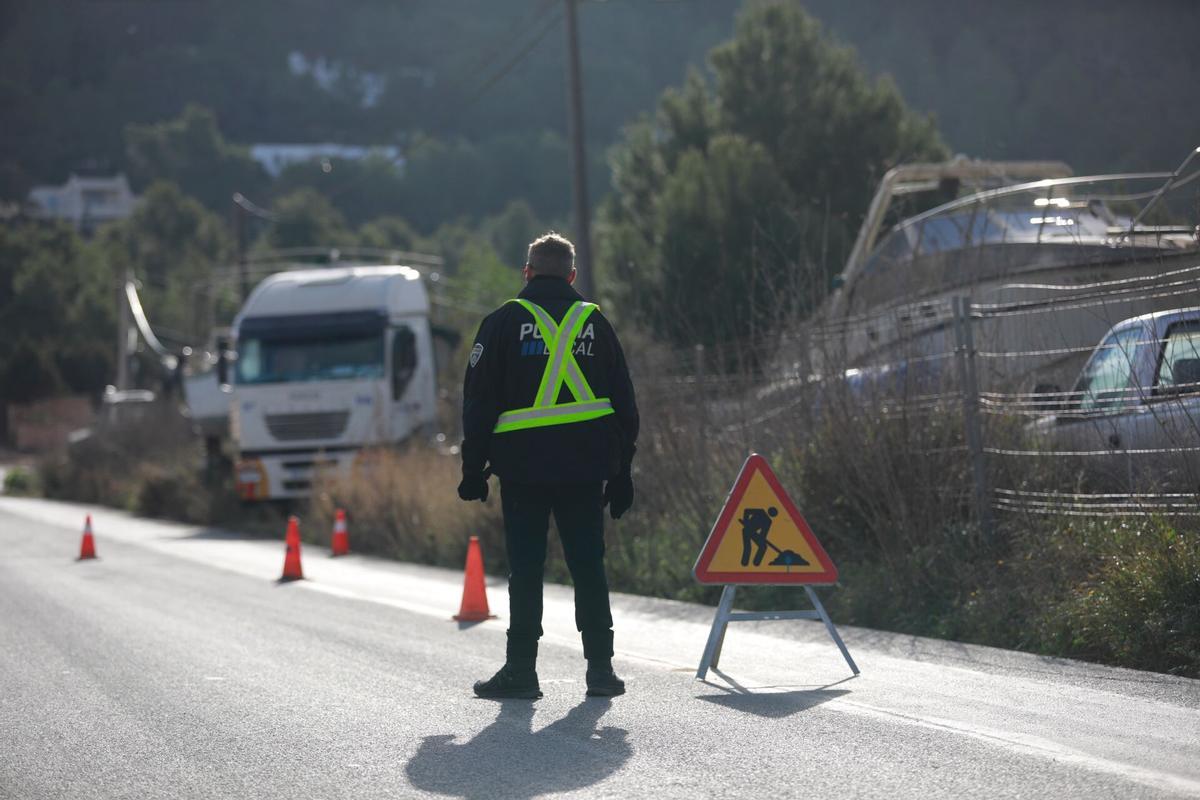 La Policía Municipal de Sant Josep retira las embarcaciones