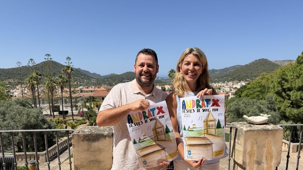 El concejal de fiestas, Iván Sánchez, y la alcaldesa Estefanía Gonzalvo con la portada del programa de las Fiestas de Sant Pere 2026, obra de Alma de Bernardo González.