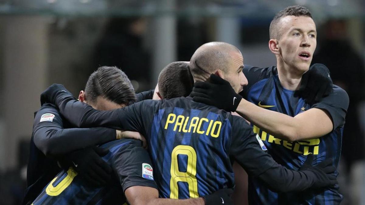 Perisic, autor del segundo gol del Inter, celebrando con sus compañeros el triunfo