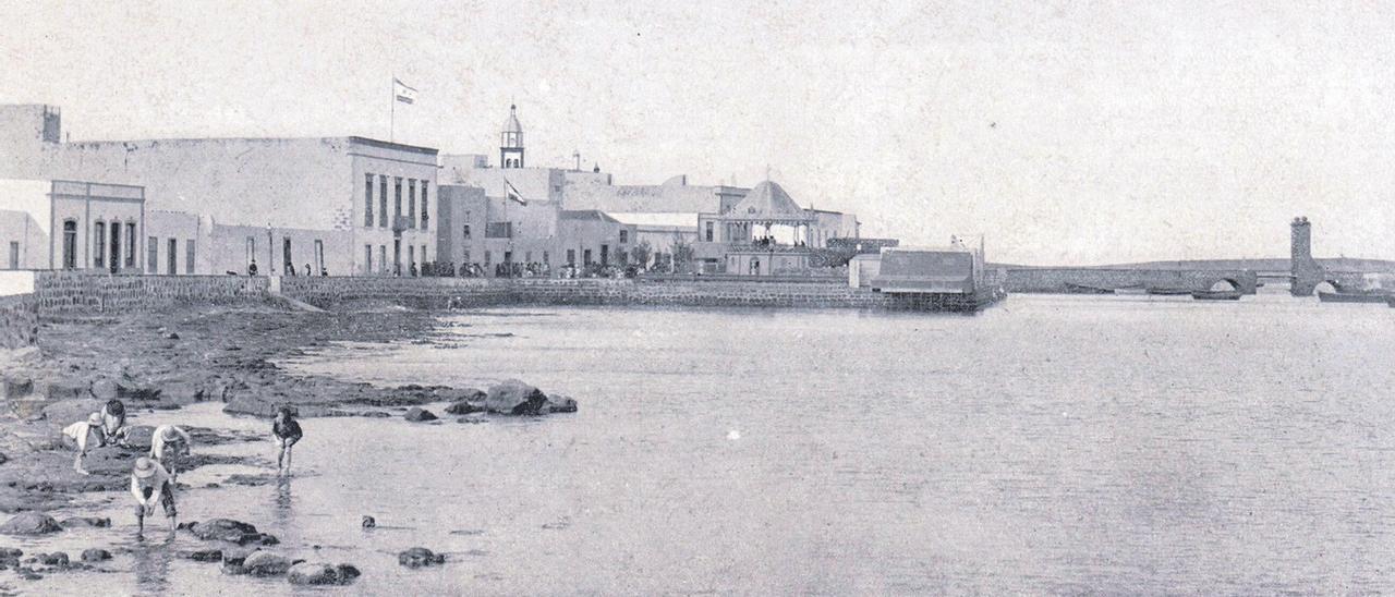 Vista de Arrecife , con el Puente de Las Bolas al fondo, tomada a mediados del siglo XIX.