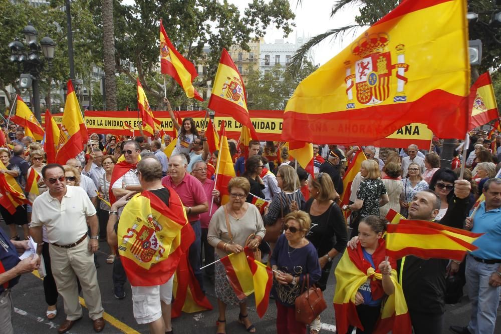 Caravana de vehículos con banderas españolas en València