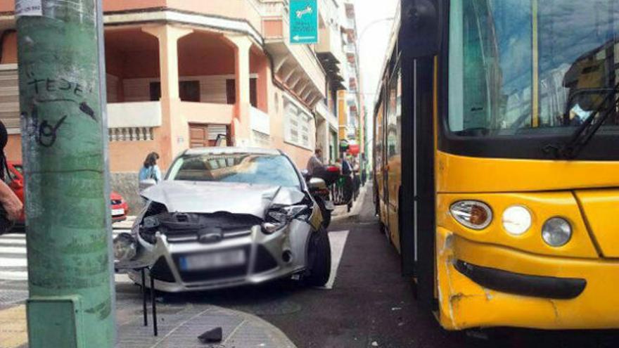 Cuatro mujeres heridas tras chocar un turismo contra una guagua