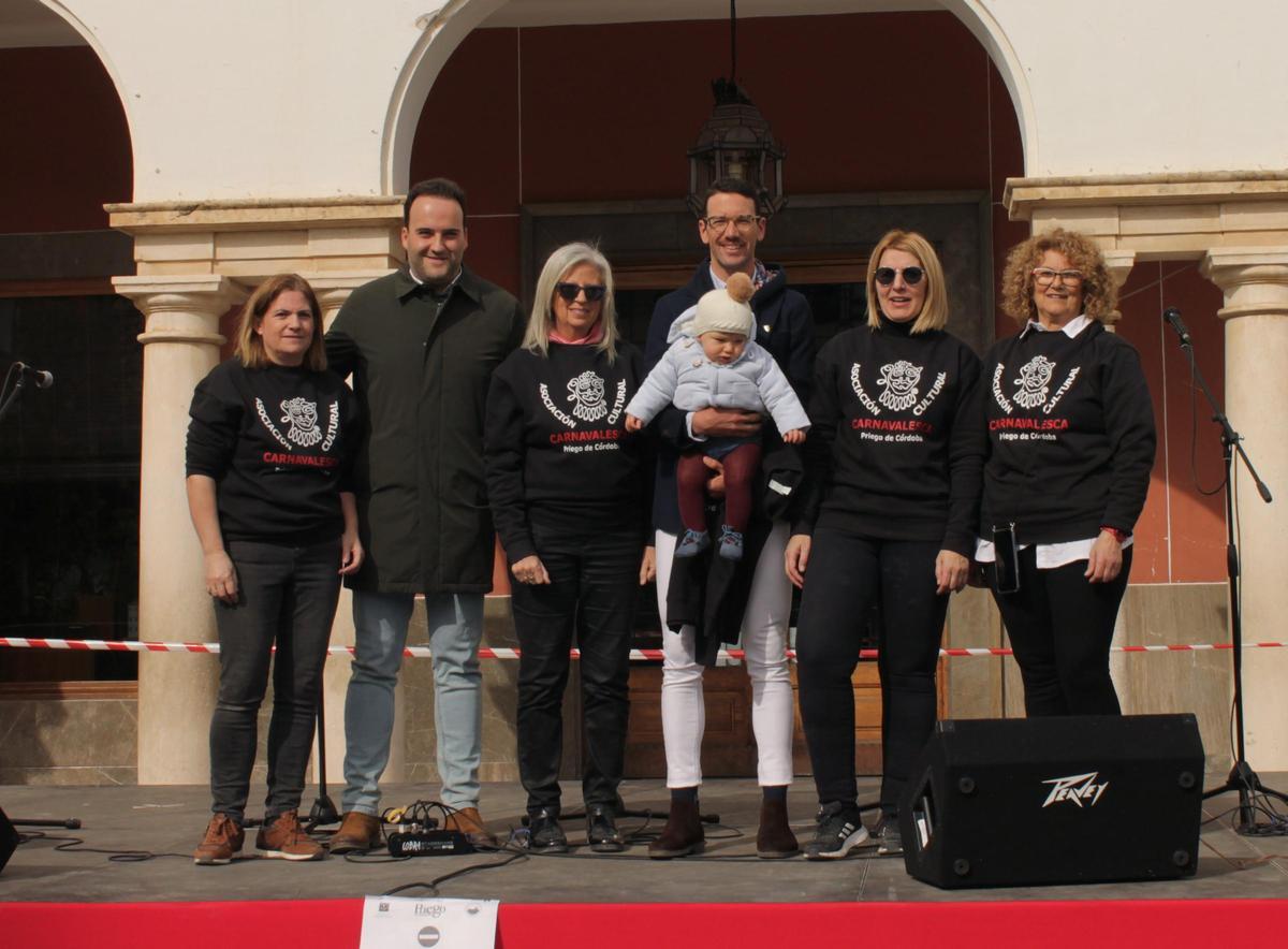 Diego Zafra y miembros de la Asociación Cultural Carnavalesca.