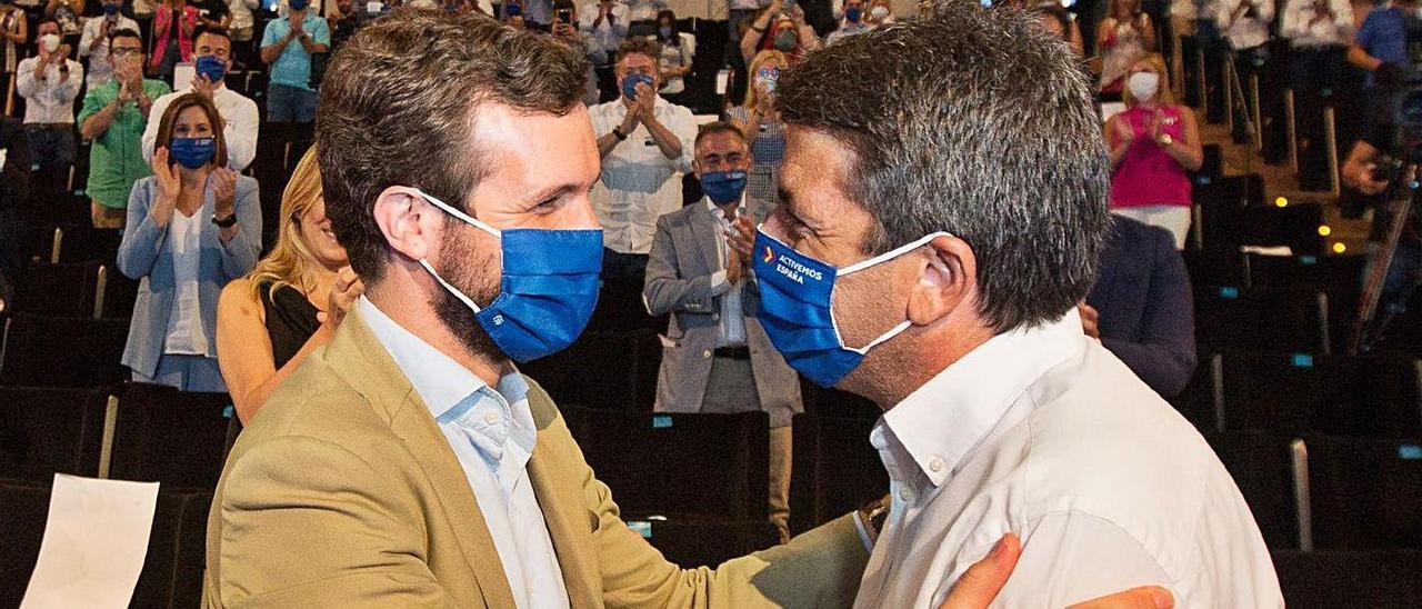 Pablo Casado y Carlos Mazón, en el congreso provincial celebrado en Alicante hace un año. | ALEX DOMÍNGUEZ