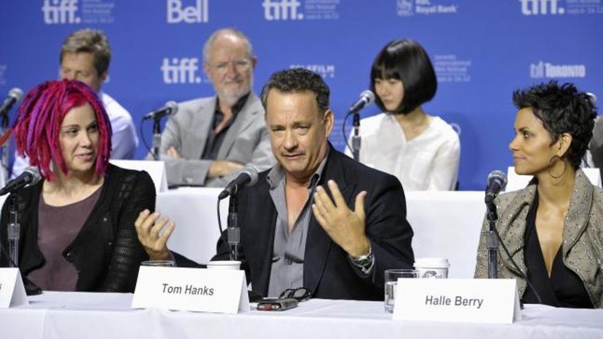 Tom Hanks junto a Lana Wachowski y Halle Berry en la presentación del film.
