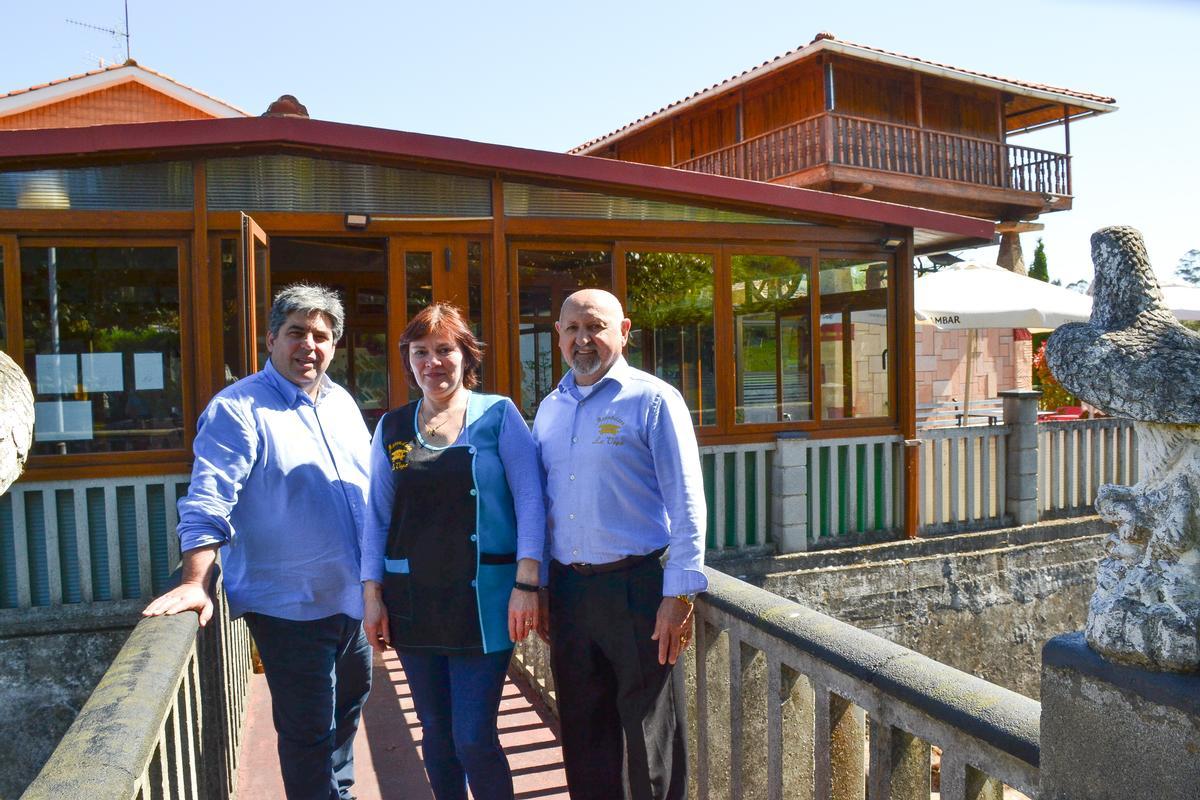 Por la izquierda Francisco Álvarez, Rodica Sipos y José Aurelio Rodríguez, en el pequeño puentín que une el local con la zona de merendero.