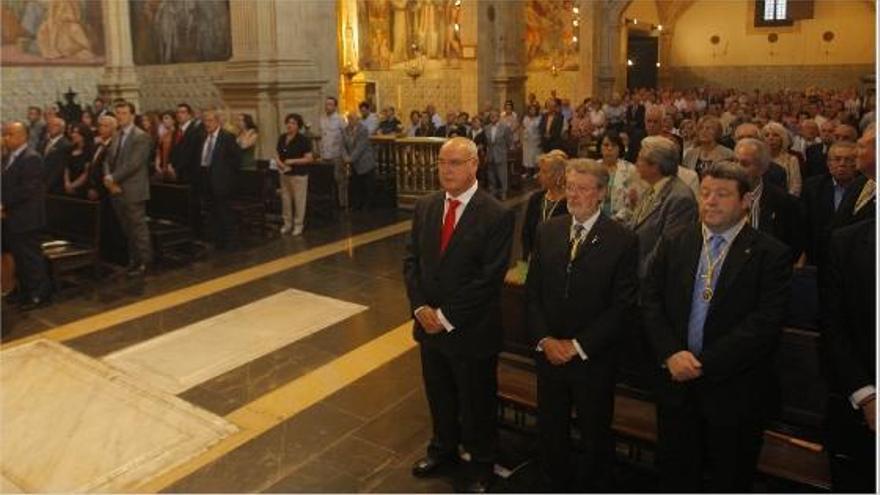 El pregonero Baltasar Bueno (en el centro) antes de iniciar el discurso, junto al presidente de Amics del Corpus, Antonio Rosell.