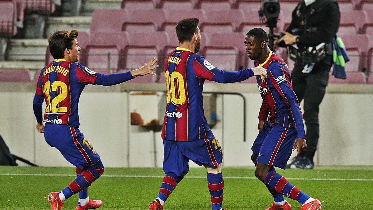 Riqui Puig y Messi se acercan a Dembélé para celebrar su gol ayer contra el Valladolid. |  // REUTERS
