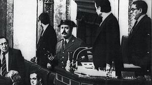 El teniente coronel Antonio Tejero, pistola en mano, en la tribuna del Congreso durante la intentona del 23 de febrero de 1981.