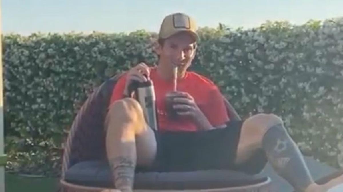 Messi se relaja tomando mate al ritmo de Wos