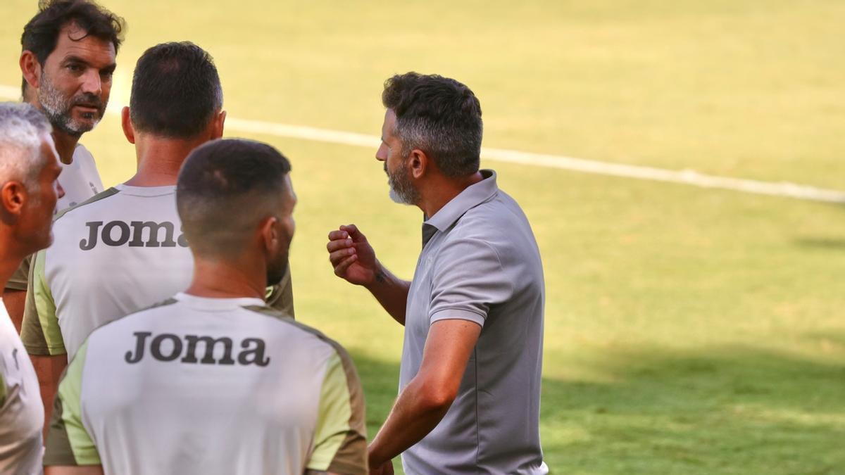 Iván Ania da instrucciones en el partido contra el Almería.