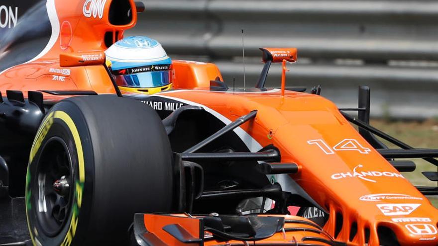 Fernando Alonso conduce su monoplaza en Shanghái.
