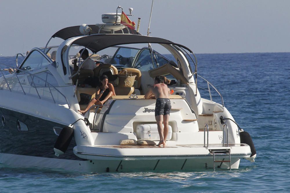 Laura Matamoros y Benji Aparicio en Barco en Cala Jondal, junto  Fonsi Nieto y su mujer Marta Castro.