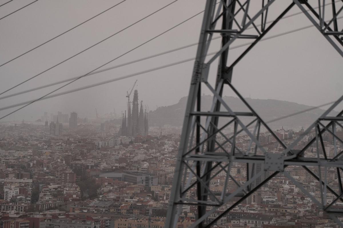 Red eléctrica que obstaculiza las vistas del mirador de Torre Baró