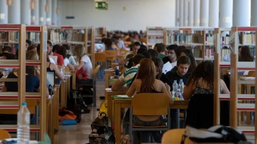 Estudiantes en la biblioteca general de Alicante, en imagen de archivo