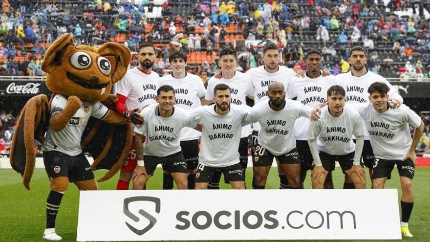 Los jugadores del Valencia antes del duelo contra el Getafe con las camisetas de apoyo a Diakhaby
