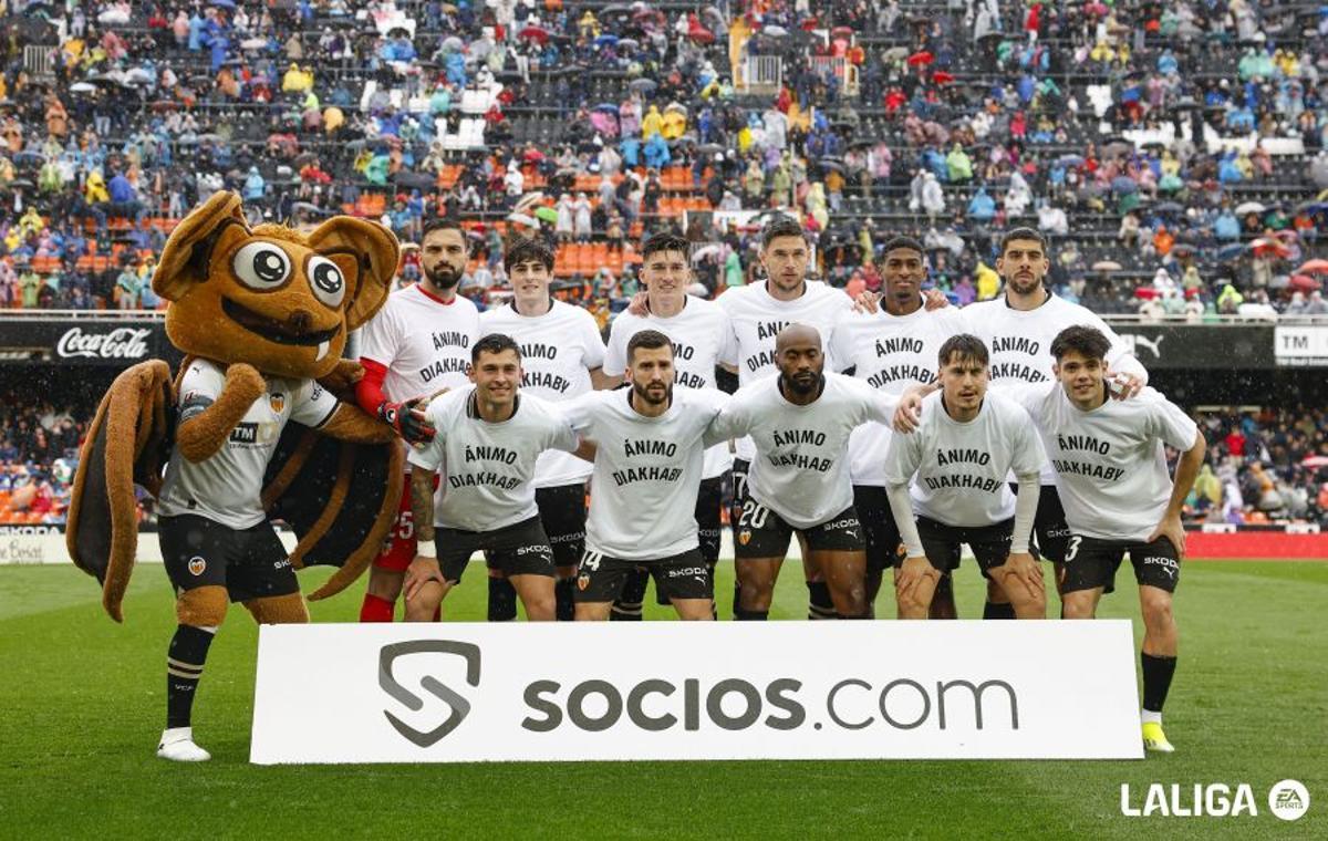 Los jugadores del Valencia antes del duelo contra el Getafe con las camisetas de apoyo a Diakhaby