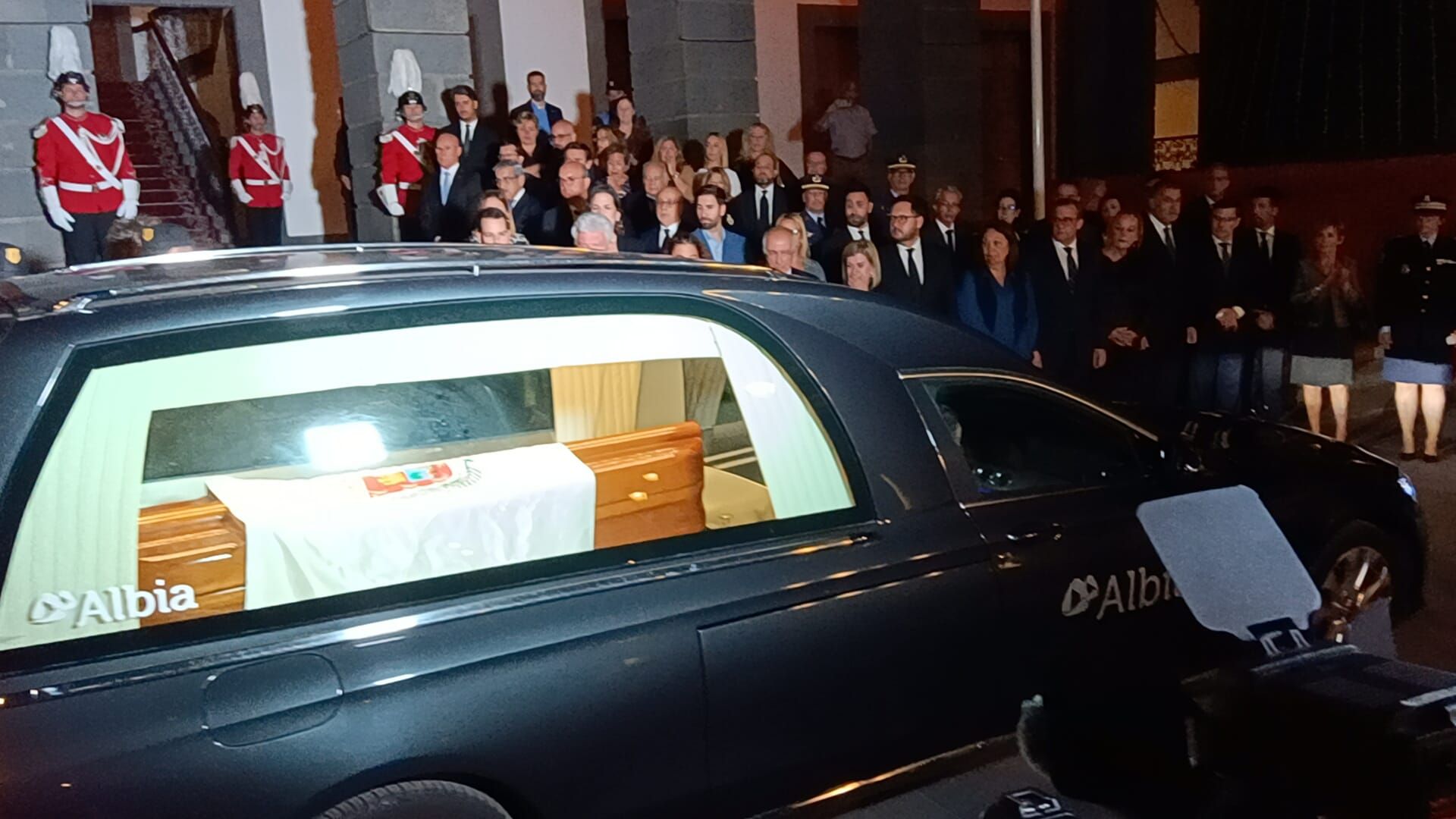 Coche fúnebre con el féretro de Jerónimo Saavedra a su llegada a las Casas Consistoriales.