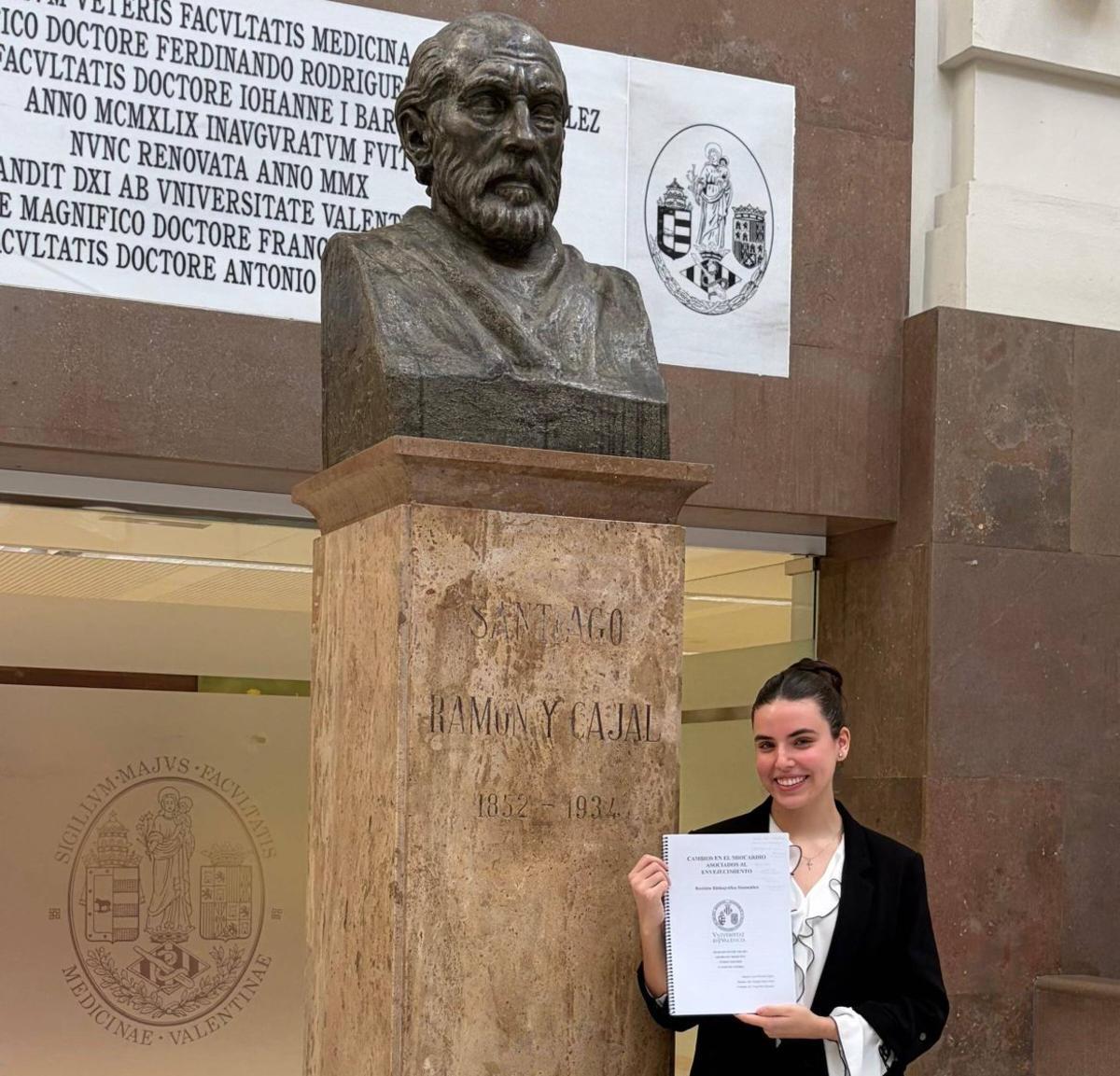 L’eivissenca Laia Prohens López, després de defensar el seu TFG de Medicina, a València.|