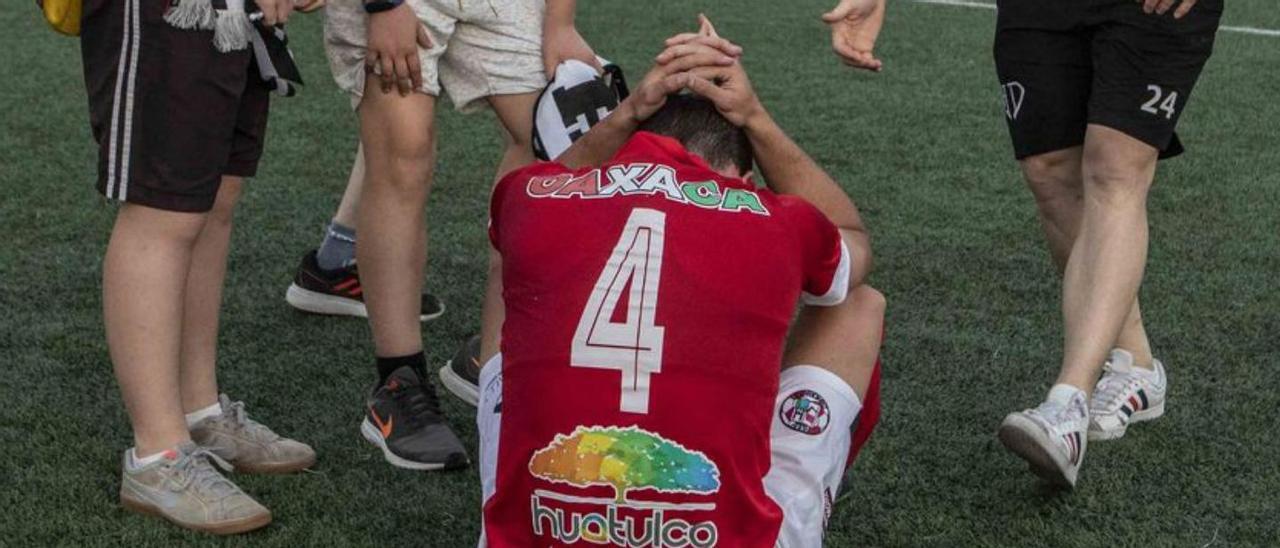 Un jugador del Zamora CF lamentando la derrota en Haro.